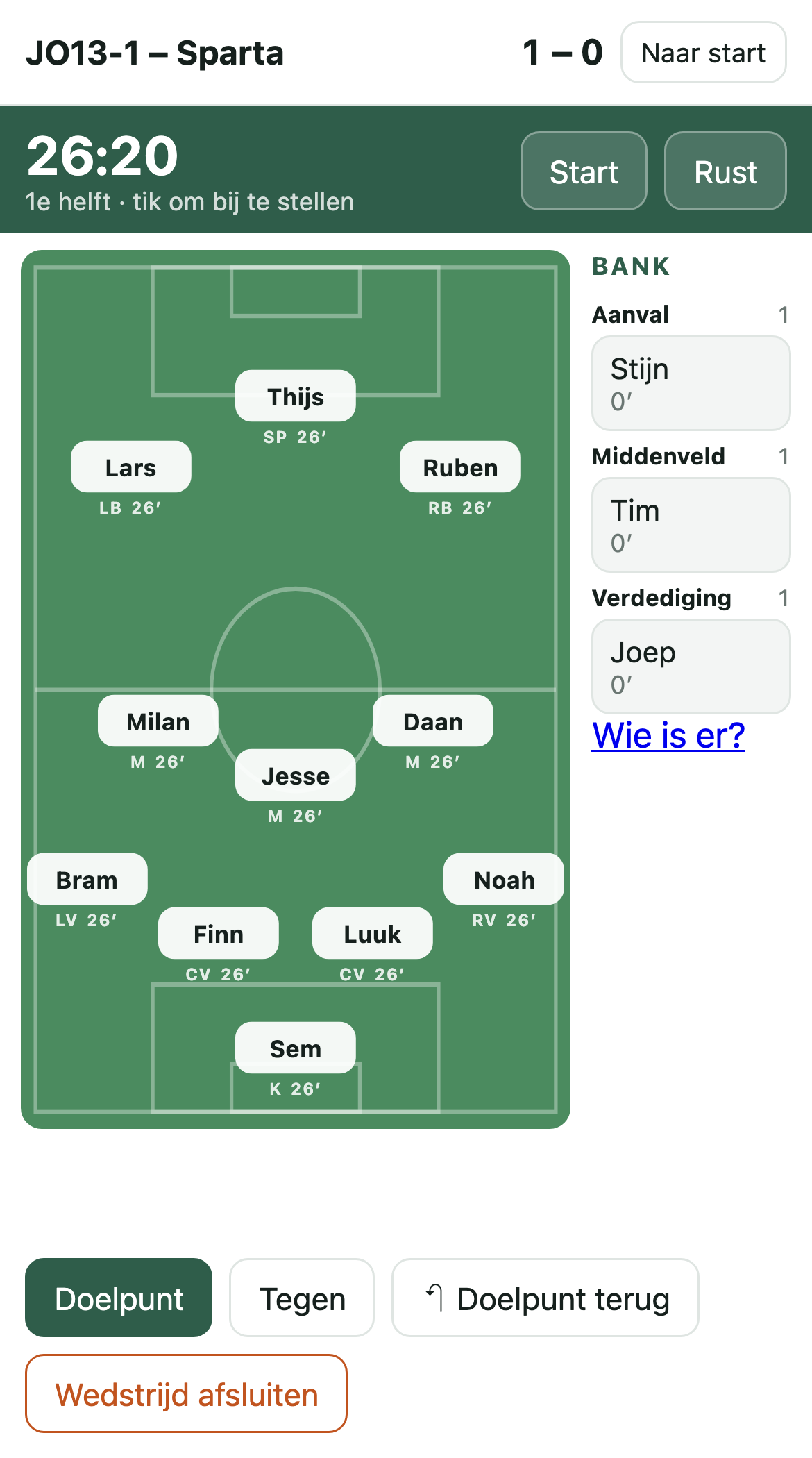 Het wedstrijdscherm met de opstelling op een veld en de bank ernaast